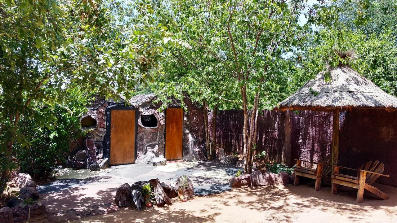 Elephant Trail Guesthouse And Backpackers Kasane Exterior foto